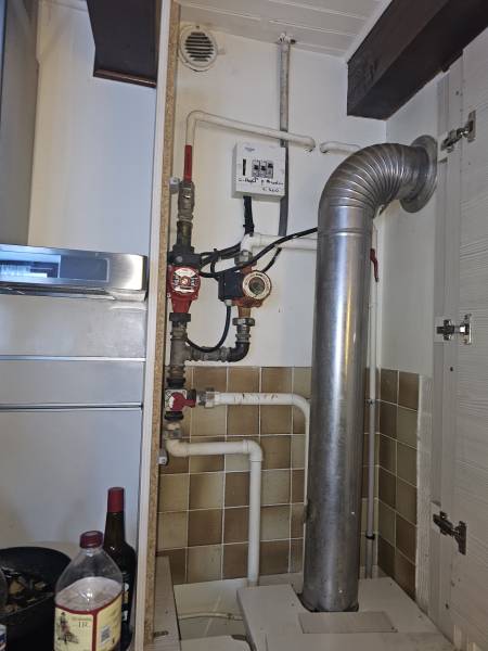 Pose d'une pompe à chaleur Air/Eau de marque Hitachi sur la commune de Salon de Provence