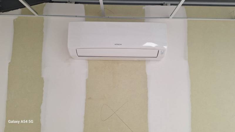 Pose de Pompes à chaleur AIR/AIR de marque HITACHI sur un bâtiment en neuf pour une crèche municipale à Berre L'Etang dans le département des Bouches-du-Rhône (13)